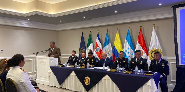 El curso reúne a representantes de Paraguay, Honduras, Colombia, Costa Rica y México, quienes participan de manera presencial. / Foto: PNC