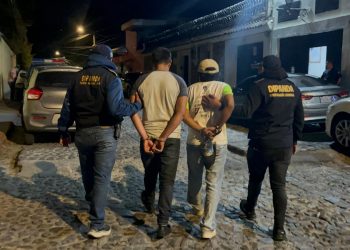 Los detenidos fueron identificados como José N, de 57 años, y Erick N, de 34, quienes tienen vínculo familiar. / Foto:PNC