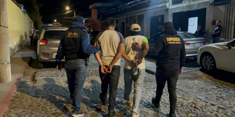 Los detenidos fueron identificados como José N, de 57 años, y Erick N, de 34, quienes tienen vínculo familiar. / Foto:PNC