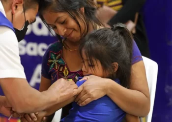 Durante Semana Santa, centros de salud mantienen vacunación contra el sarampión las 24 horas para proteger a la población. / Foto: MSPAS