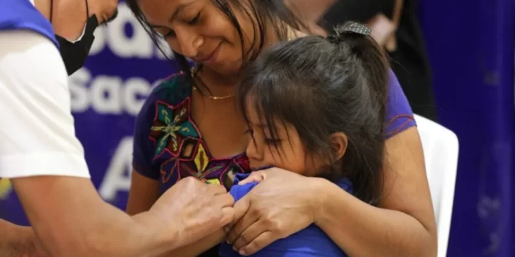 Durante Semana Santa, centros de salud mantienen vacunación contra el sarampión las 24 horas para proteger a la población. / Foto: MSPAS