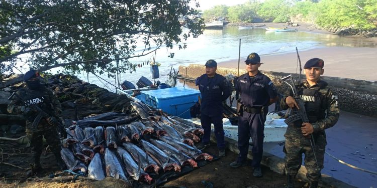 Embarcación sin documentación fue interceptada por el Ejército de Guatemala en el Pacífico. / Foto: Ejército