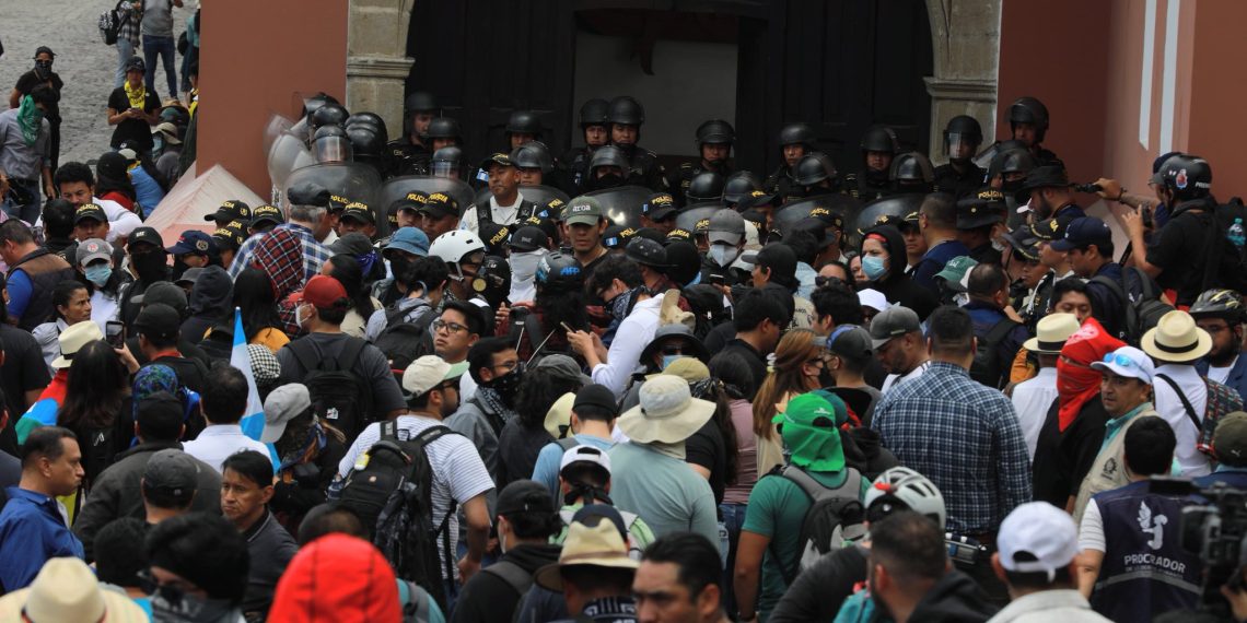 PNC refuerza seguridad y declara “cero tolerancia a encapuchados” en La Antigua Guatemala