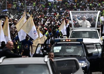Una multitud sale a las calles a ver al papa León XIV durante su visita a Duala, Camerún.