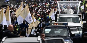 Una multitud sale a las calles a ver al papa León XIV durante su visita a Duala, Camerún.
