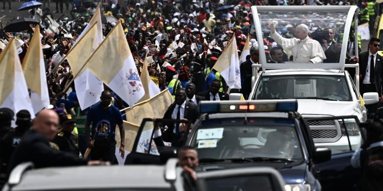 Una multitud sale a las calles a ver al papa León XIV durante su visita a Duala, Camerún.