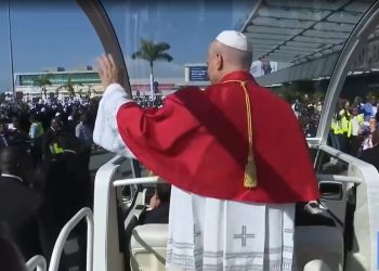 Luego de una gira por cuatro países africanos, el papa estadounidense se despide de ese continente con un mensaje de esperanza.