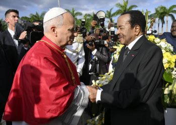 El papa León XIV, durante su encuentro con el presidente de Camerún, Paul Biya.