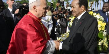 El papa León XIV, durante su encuentro con el presidente de Camerún, Paul Biya.