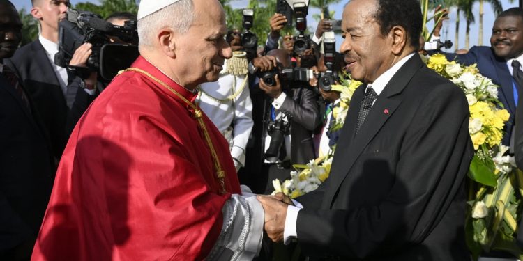 El papa León XIV, durante su encuentro con el presidente de Camerún, Paul Biya.