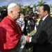 El papa León XIV, durante su encuentro con el presidente de Camerún, Paul Biya.