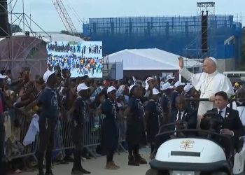 El papa León XIV saluda a la población durante su estancia en Angola.