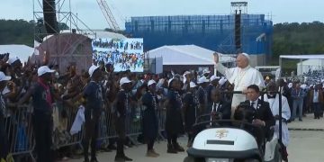 El papa León XIV saluda a la población durante su estancia en Angola.
