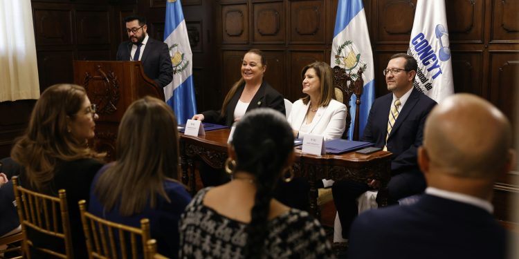 En el acto de firma de memorando entre la Senacyt y el Mineduc participó la vicepresidenta Karin Herrera, como testigo de honor.