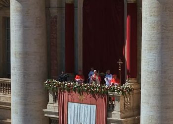 El papa León XIV imparte la bendición Urbi et Orbi frente a la plaza de San Pedro y hace un llamado por la paz en el mundo.