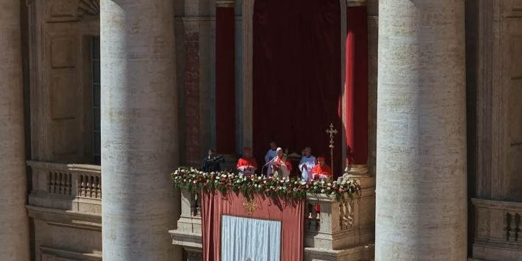 El papa León XIV imparte la bendición Urbi et Orbi frente a la plaza de San Pedro y hace un llamado por la paz en el mundo.