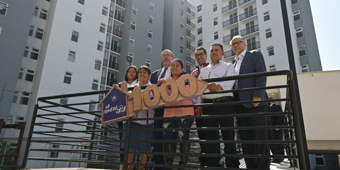 El presidente Bernardo Arévalo, junto funcionarios, entrega la casa número mil a familia beneficiaria, en la zona 18.