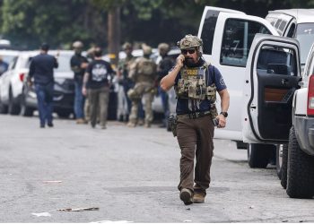 Policías de EE. UU. locales recibirán bonos por la captura de migrantes.