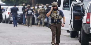 Policías de EE. UU. locales recibirán bonos por la captura de migrantes.