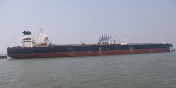 El cierre del paso por el estrecho de Ormuz ha disparado el precio mundial del petróleo.