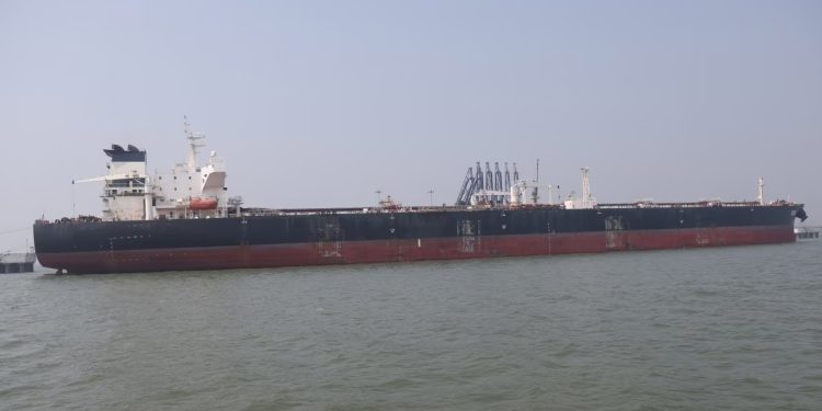 El cierre del paso por el estrecho de Ormuz ha disparado el precio mundial del petróleo.