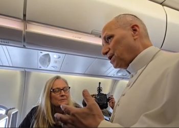 El papa León XIV habla con periodistas durante su viaje a Argelia sobre los señalamientos de Trump.