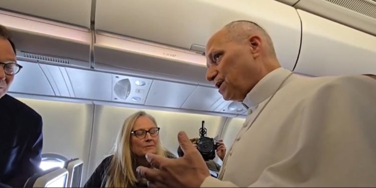 El papa León XIV habla con periodistas durante su viaje a Argelia sobre los señalamientos de Trump.