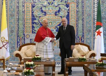 El papa León XIV, durante la ceremonia en la que fue recibido por el presidente de Argelia Abdelmadjid Tebboune.