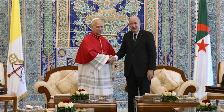 El papa León XIV, durante la ceremonia en la que fue recibido por el presidente de Argelia Abdelmadjid Tebboune.