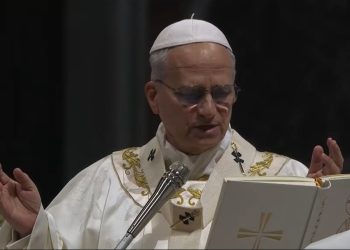 El papa León XIV, durante la Vigilia Pacual de este Sábado Santo, en la Basílica de San Pedro.