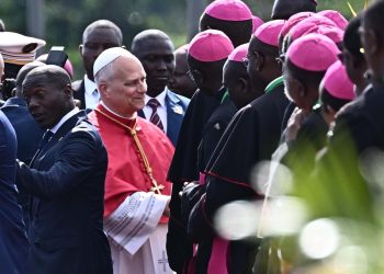 Obispos de Camerún saludan al papa León XIV a su llegada a ese país.