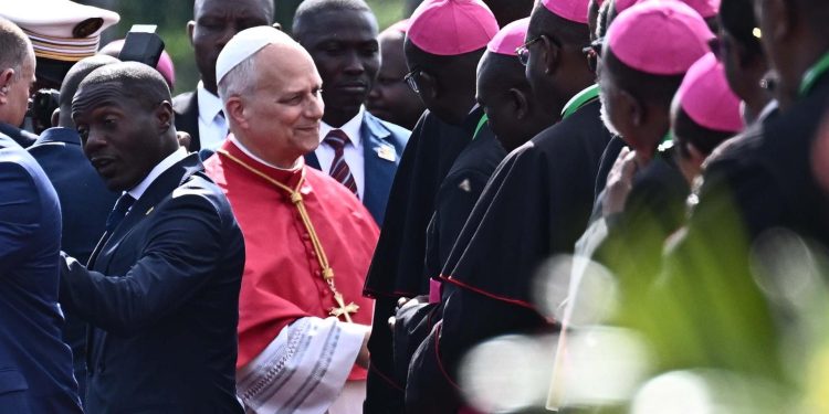Obispos de Camerún saludan al papa León XIV a su llegada a ese país.
