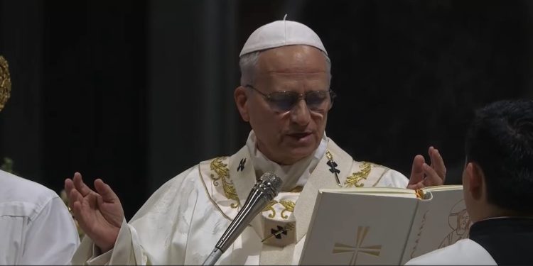 El papa León XIV, durante la Vigilia Pacual de este Sábado Santo, en la Basílica de San Pedro.