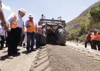El presidente Bernardo Arévalo supervisa los trabajos de rehabilitación y mejoramiento de la ruta entre San Carlos Alzatate y Monjas, Jalapa.