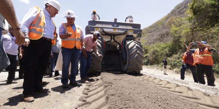 El presidente Bernardo Arévalo supervisa los trabajos de rehabilitación y mejoramiento de la ruta entre San Carlos Alzatate y Monjas, Jalapa.