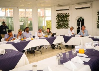 El presidente Bernardo Arévalo, durante reunión con representantes de la pesca artesanal de Champerico.