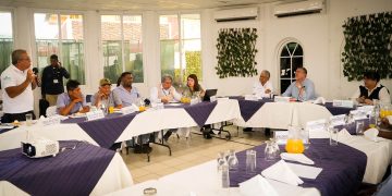El presidente Bernardo Arévalo, durante reunión con representantes de la pesca artesanal de Champerico.