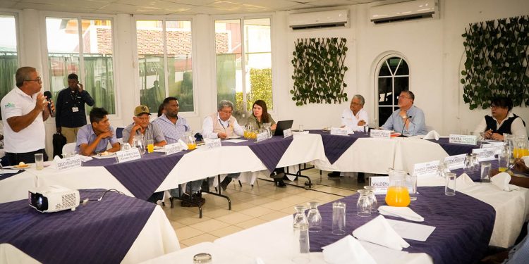 El presidente Bernardo Arévalo, durante reunión con representantes de la pesca artesanal de Champerico.