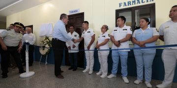 El presidente Bernardo Arévalo, saluda a personasl de nueva clínica en la Comisaría 34 de la Policía Nacional Civil, en Retalhuleu.