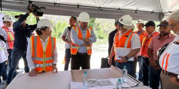 El presidente Bernardo Arévalo examina mapa de la ruta entre San Carlos Alzatate y Mojas, Jalapa, durante supervisión de la obra.