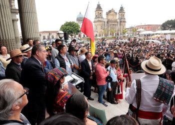 El presidente Bernardo Arévalo, durante su encuentro con autoridades indígenas del país.