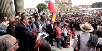 El presidente Bernardo Arévalo, durante su encuentro con autoridades indígenas del país.