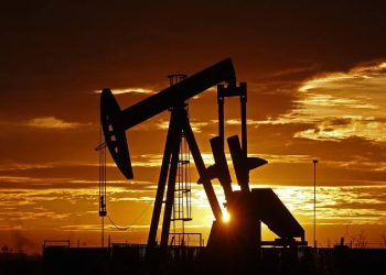El precio del petróleo de Texas cierra la semana con una caída del 13 % en espera de apertura del estrecho de Ormuz.