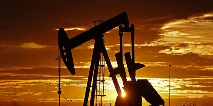 El precio del petróleo de Texas cierra la semana con una caída del 13 % en espera de apertura del estrecho de Ormuz.