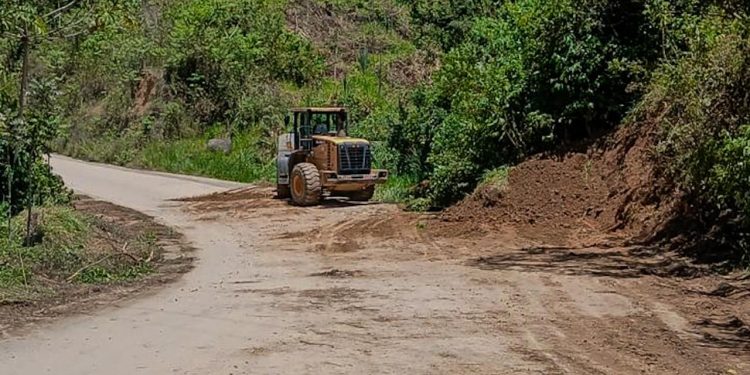 Trabajos de rehabilitación de ruta avanzan en la Zona Reina, en el norte de Quiché.