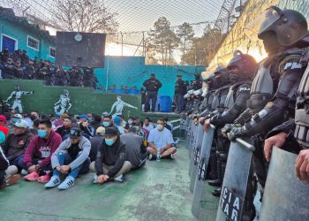Efectivos del Ejército, agentes de la PNC y guardias del Sistema Penitenciario desarrollan requisa focalizada en el centro preventivo de Chimaltenango.