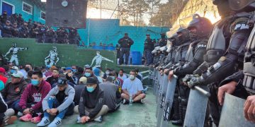 Efectivos del Ejército, agentes de la PNC y guardias del Sistema Penitenciario desarrollan requisa focalizada en el centro preventivo de Chimaltenango.