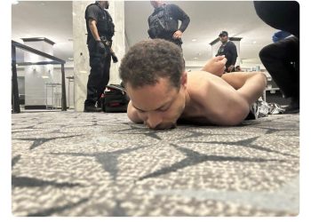 El presunto atacante, Cole Allen, luego de que fue sometido por agentes del Servicio Secreto, enfrenta tres cargos federales luego de que atentó contra el presidente Donald Trump.