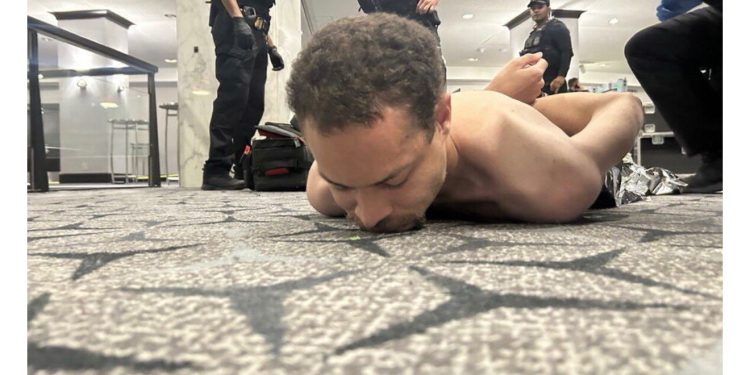 El presunto atacante, Cole Allen, luego de que fue sometido por agentes del Servicio Secreto, enfrenta tres cargos federales luego de que atentó contra el presidente Donald Trump.