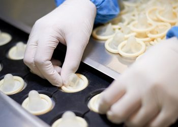 Los productos de origen petroquímico, como los guantes, mascarillas y hasta condones pueden aumentar de precio por dificultades de suministro de materias primas.